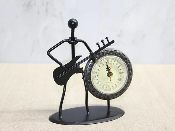 Metal Saatli Gitar Çalan Müzisyen Alk4334