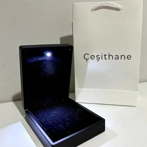 Çeşithane Işıklı Kolye, Set ve Bileklik Kutusu – LED Aydınlatmalı Takı Saklama Kutusu, Şık ve Koruyucu Tasarım