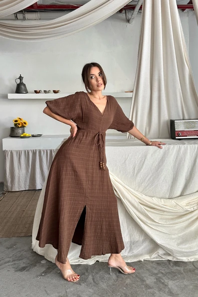 V YAKA BEL BONCUK BAĞLAMALI MÜSLİN ELBİSE YIRTMAÇ DETAYLI - Kahverengi - Resim 4