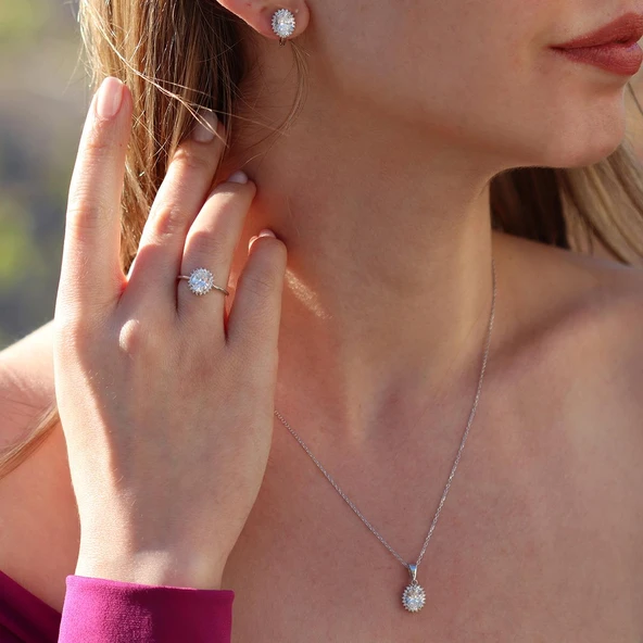 Etrafı Pırıltılı Taşlarla Çevrili Elips Montür Sky Diamond Gümüş Set ürün görseli