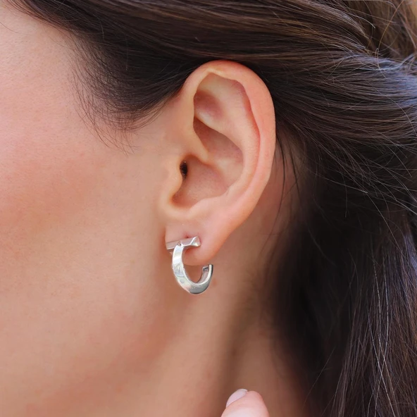 Yarı Taşlı T Halka Gümüş Küpe - Resim 6