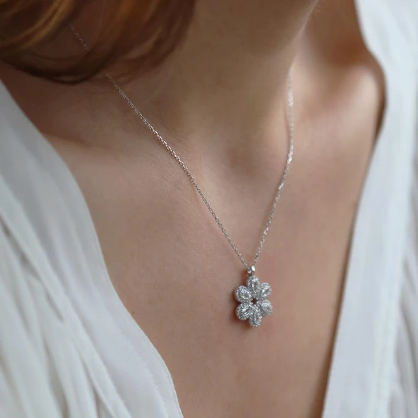 Çiçek Modeli Zirkon Taşlı Gümüş Kolye ürün görseli 1