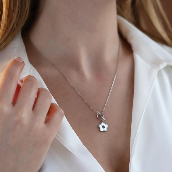 Sedef Çiçekli Önden Kilitli Gümüş Kolye ürün görseli 1