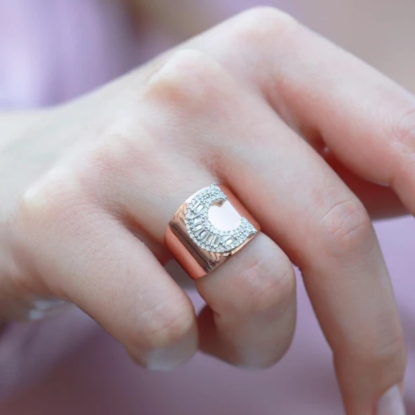 C Harfi Baget Taşlı Gümüş Yüzük ürün görseli 1