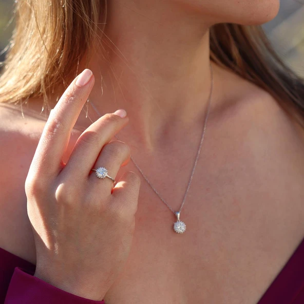 Etrafı Pırıltılı Taşlarla Çevrili Yuvarlak Montür Sky Diamond Gümüş Set - Resim 5