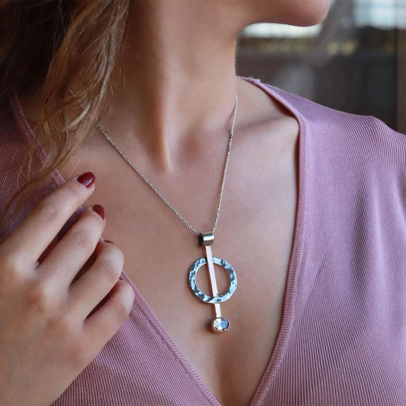 Tasarım Model Zirkon Taşlı Dövme İşi Otantik Gümüş Kolye ürün görseli 1