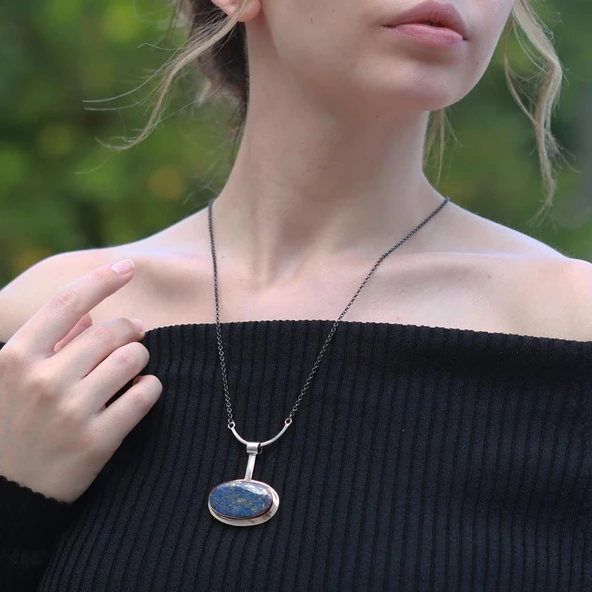 Oval Lapis Lazuli Taşlı Zinciri Oksitli Otantik Gümüş Kolye ürün görseli 1