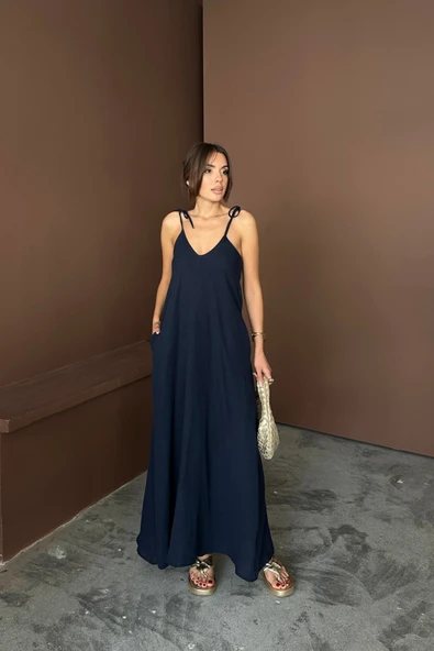 ASKILI UZUN SALAŞ MÜSLİN ELBİSE - Lacivert ürün görseli