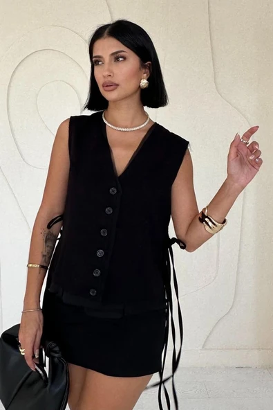 Siyah Yanları Bağcıklı Yelek ürün görseli