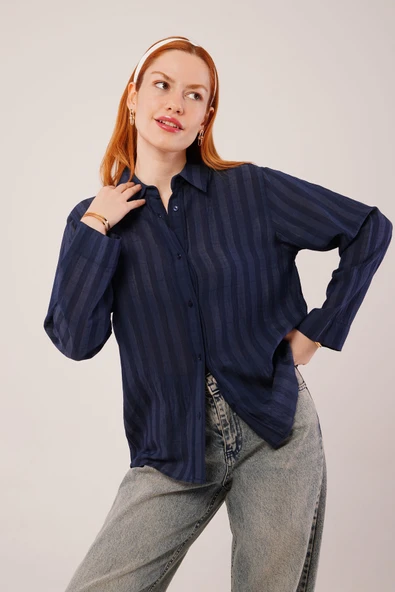 Düğmeli Ve Çizgi Detaylı Lacivert Gömlek ürün görseli