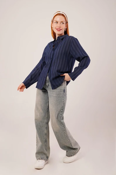 Düğmeli Ve Çizgi Detaylı Lacivert Gömlek - Resim 2