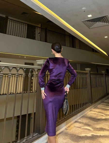 Kadın Bisiklet Yaka Vatkalı Manşet Detay Kadife Kumaş Midi Boy Elbise - Resim 4