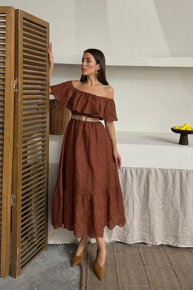 Kahverengi Omzu Lastikli Brode Elbise - Resim 4