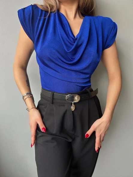 Kadın V Yaka Vatka Detay Kolsuz Dökümlü Bluz - Resim 5