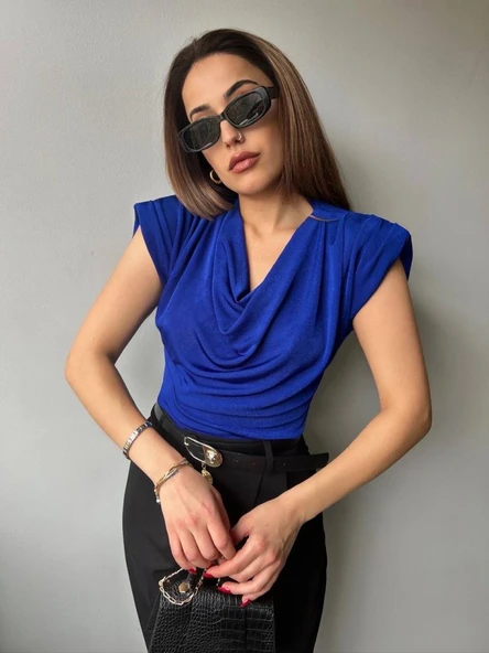 Kadın V Yaka Vatka Detay Kolsuz Dökümlü Bluz ürün görseli