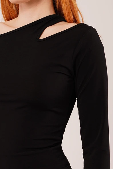 Omuz Dekolte Detaylı Siyah Bluz - Resim 3