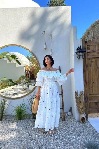 Kırmızı Omuzları Lastikli Brode Elbise ürün görseli