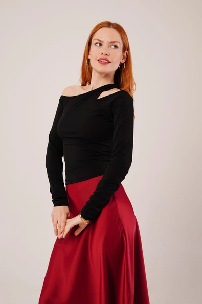 Omuz Dekolte Detaylı Siyah Bluz - Resim 4