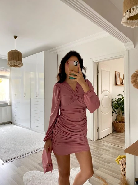 Kadın Uzun Kollu V Yakalı Yanlardan Büzgülü Kısa Sandy Elbise - Resim 4