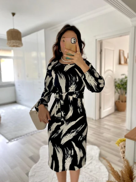 Kadın Uzun Kollu Yuvarlak Yaka Belden Kuşaklı Hazır Desenli Midi Krep Elbise - Resim 4