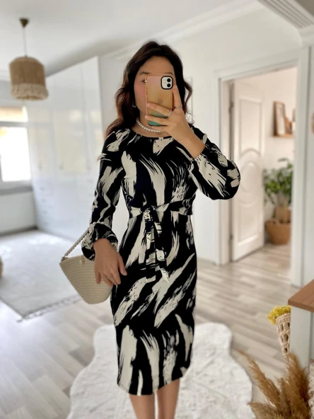 Kadın Uzun Kollu Yuvarlak Yaka Belden Kuşaklı Hazır Desenli Midi Krep Elbise - Resim 5