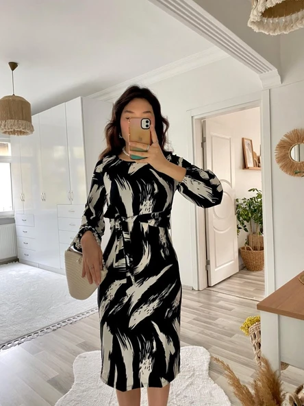 Kadın Uzun Kollu Yuvarlak Yaka Belden Kuşaklı Hazır Desenli Midi Krep Elbise - Resim 11