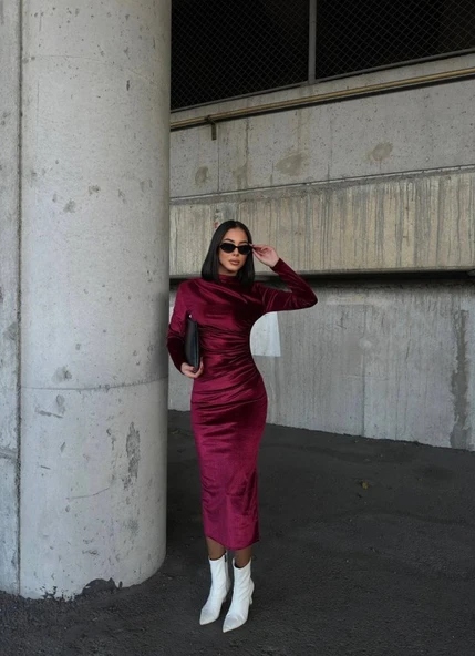 Kadın Uzun Kollu Yarım Balıkçı Yaka Büzgü Detay Kadife Kumaş Elbise ürün görseli