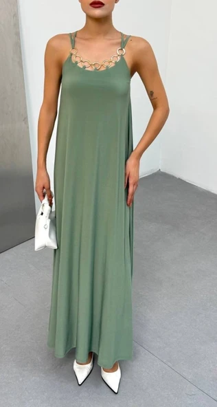 Kadın Omuz Askılı Kuş Gözü Zincir Detay Sandy Kumaş Maxi Boy Elbise ürün görseli