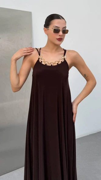 Kadın Omuz Askılı Kuş Gözü Zincir Detay Sandy Kumaş Maxi Boy Elbise ürün görseli