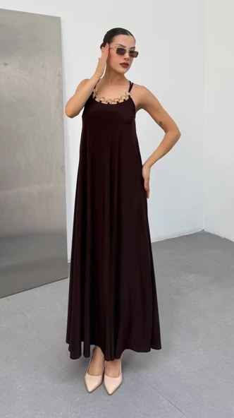 Kadın Omuz Askılı Kuş Gözü Zincir Detay Sandy Kumaş Maxi Boy Elbise - Resim 2