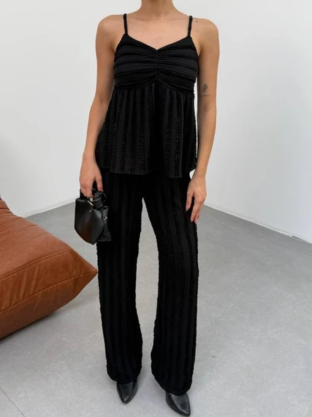 Kadın Siyah Dokulu Askılı Üst Ve Bol Paça Pantolon 2’li Takım ürün görseli