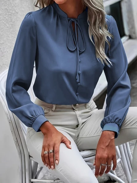 Kadın Uzun Kollu Yakalı Yakadan Bağcıklı Düğmeli Sandy Bluz ürün görseli