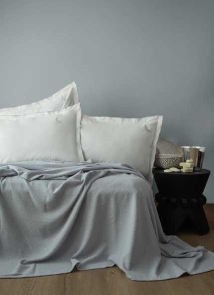 Çift Kişilik Pure İndigo Nakışlı Lüks Nevresimli Pike Seti