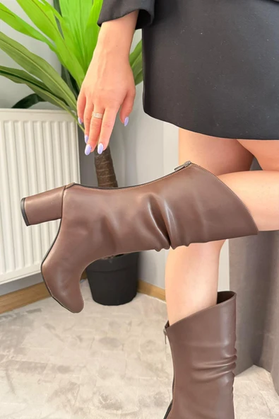 Kadın Saşa Kahverengi Deri Körüklü Arkadan Fermuarl Kalın Topuklu Sivri Burun Orta Boy Çizme