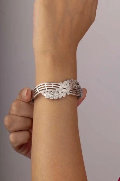 Yaprak Geçişli Beyaz Altın Kaplama Kadın Çelik Kelepçe Bileklik - Resim 2