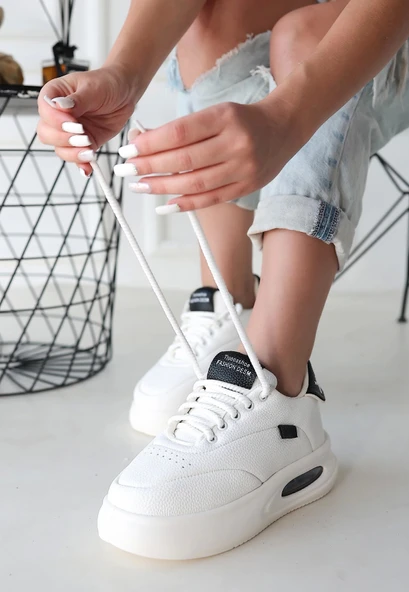 Chris Beyaz Cilt Siyah Detaylı Bağcıklı Spor Ayakkabı ürün görseli