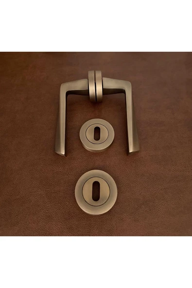 Piramit Mat Antik Sarı Lüx Yuvarlak Rozetli Oda Kapı Kolu 1 Takım - Resim 2