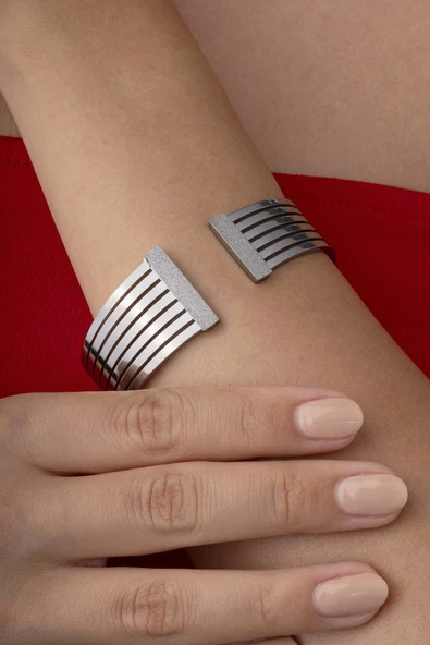 Zirkon Taşlı Şeritli Beyaz Altın Kaplama Kelepçe Bileklik - Resim 3