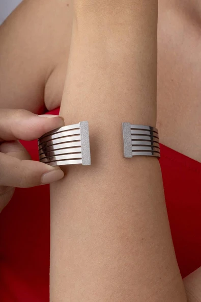 Zirkon Taşlı Şeritli Beyaz Altın Kaplama Kelepçe Bileklik ürün görseli 1