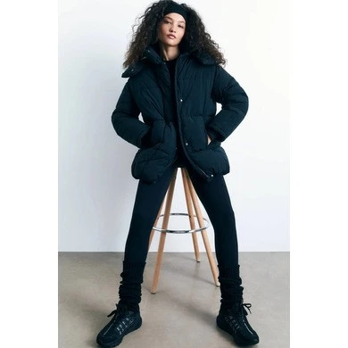 Pull & Bear Kapüşonlu Şişme Kaban ürün görseli