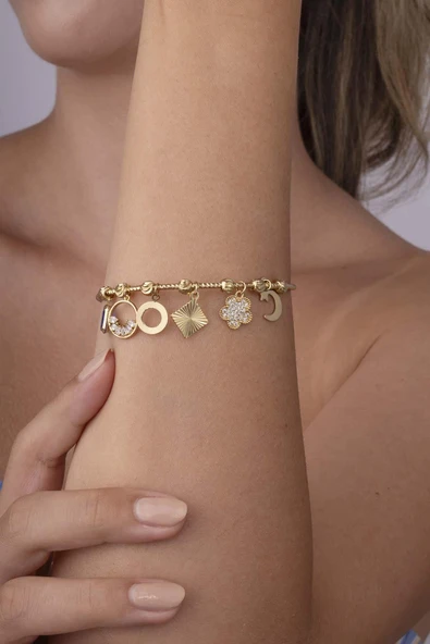 Beyaz Taşlı Yonca İşlemeli Altın Kaplama Charm Bileklik ürün görseli 1