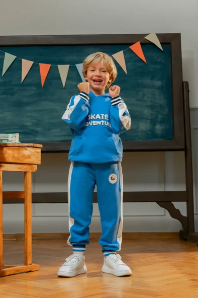 Erkek Çocuk Kanguru Cepli Nakışlı Kolları Bantlı Kapüşonlu Sweatshirt ürün görseli