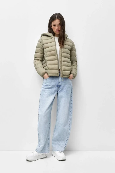 Pull & Bear Kapüşonlu Hafif Şişme Mont - 1