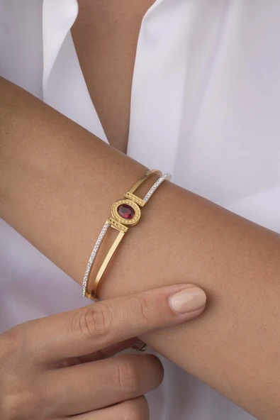 Gümüş Pazarım Kırmızı Taşlı Çift Şeritli Altın Kaplama Kadın Çelik Kelepçe Bileklik ürün görseli 1