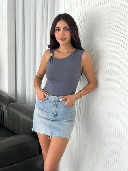 Osy Modal Yumuşak Dokulu Kumaş Bisiklet Yaka Sıfır Kol Bluz Omuz Toka Aksesuar Detaylı - Antrasit - Resim 2