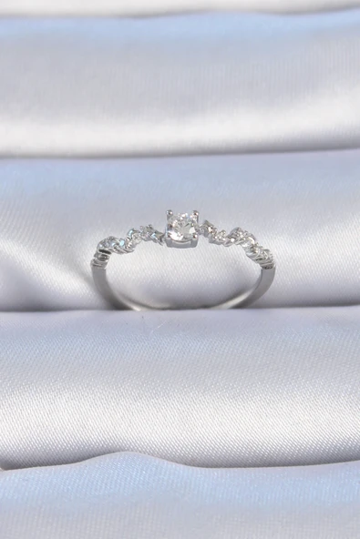 Pirinç Gümüş Renk Zirkon Taşlı Tek Taş Model Kadın Yüzük ürün görseli 1