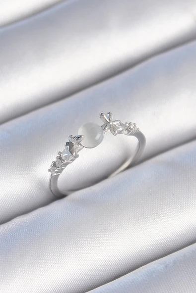 Pirinç Gümüş Renk Zirkon Taşlı Beyaz Mineli Kelebek Detay Kadın Yüzük ürün görseli