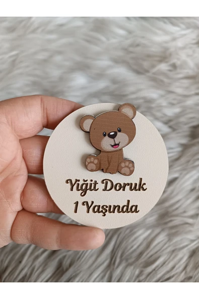Doğrukan Hediyelik Kahverengi oturan ayıcık figürlü ahşap yenidoğan doğum günü magnet hediyelik (10 adet)