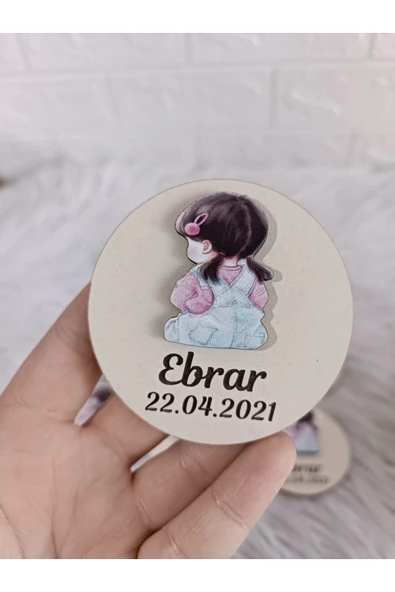 Doğrukan Hediyelik 10 adet arkası dönük oturan kız bebek figürlü ahşap taban magnet yenidoğan doğum günü hediyelikleri ürün görseli