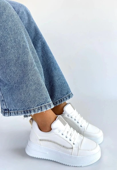 Natte Beyaz Cilt Bağcıklı Spor Ayakkabı ürün görseli